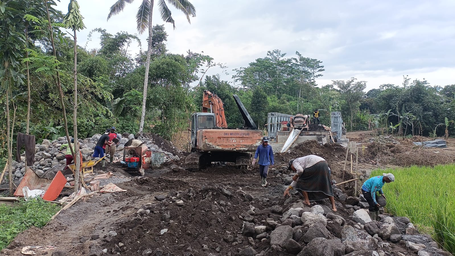 Pembangunan Jembatan Babakan Lumajang Diduga Tidak Mematuhi Aturan K3