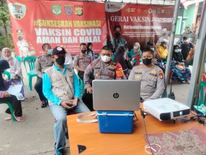 Kapolsek Cimanggis Beserta Jajarannya Mendukung Akselerasi Vaksinasi Serentak Se – Indonesia