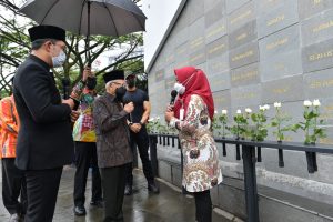 Momen Haru Selimuti Peresmian Monumen Pahlawan Covid-19