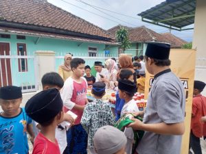 Remaja Milenial Kasomalang Kulon Bagikan Nasi Kotak Gratis