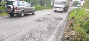 Jalan Provinsi Subang Bandung Rusak Parah