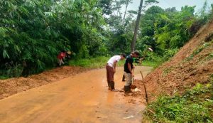 UPT Jajem Jasinga Bersihkan Tumpukan Lumpur Tanah di Sepanjang Ruas Jalan Sipak- Pangradin