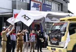 JNE Bogor Mengirimkan Bantuan Kepada Penyintas Erupsi Semeru Melaui ACT