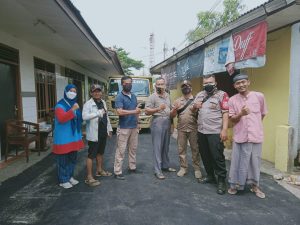 Warga Semplak Barat Inisiatif Lakukan Perbaikan Jalan Rusak dan Berlubang Dengan Cara Swadaya