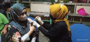 Vaksinasi Mobile Polsek Cimanggis,Kali Ini Sasar Warung Makan Tante Maya.