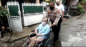 Polisi Polsek Cimanggis, Bantu Warga Dapatkan Layanan Vaksin.