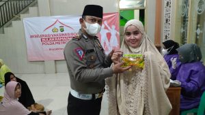 Asik Vaksinasi ” BOOSTER ” Warga Cimpaeun RW 17 Dapat Minyak Goreng Gratis.