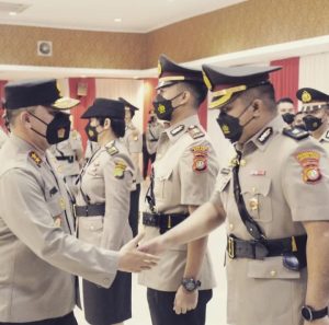 Kapolda Metro Jaya Pimpin Upacara Sertijab 28 Kapolsek, 8 di Antaranya Perempuan.