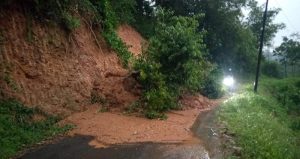 Ruas Jalan Ngasuh – Cileuksa Tertimbun Tanah, Kepala UPT Berjanji Akan Dieksekusi Besok Pagi 