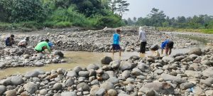 Pegawai UPT Infrastruktur Irigasi Jasinga Tanpa Dilengkapi Alat yang Memadai Saat Membuka Sodetan Cidurian- Sendung