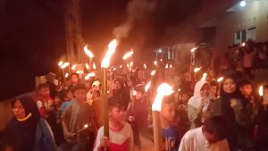 Sempat Diguyur Hujan, Warga Desa Setu Tetap Rayakan Pawai Obor 