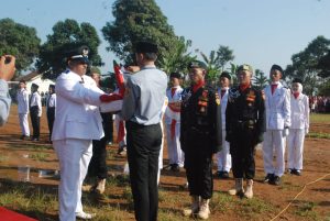 Linmas Desa Kiarasari Terlibat Dalam Pengibaran Bendera Merah Putih 