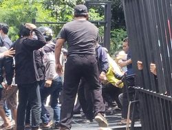 Robohkan Pagar, Warga Bojong Malaka Tuntut Pembayaran Lahan UIII
