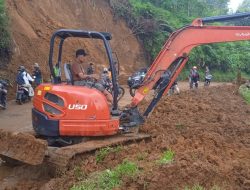 UPT Jalan dan Jembatan Leuwiliang Sigap Bersihkan Timbunan Tanah Longsor di Jalur Cianten