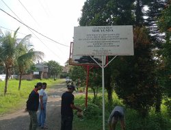 Korban Mafia Tanah Menancapkan Plang di Area Tanah nya