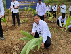 Dukung Program Ketahanan Pangan, Kalapas Banyuwangi Ikuti Penanaman Bibit Pohon Kelapa Serentak di SAE Ngajum