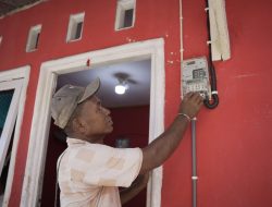 Bukti Listrik untuk rakyat, Sambung Listrik 100 Keluarga Prasejahtera di Fakfak Papua Barat, Kementerian ESDM Bersama PLN Lanjutkan Penyaluran Program BPBL