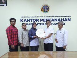 Tingkatkan Kepastian Hukum Aset Negara, PLN UIP JBTB Terima Sertipikat HGB SUTET 500 kV Paiton–Kalipuro di Desa Ketapang dan Kalipuro