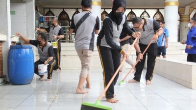 Sambut HUT Bhayangkara Ke-76, Polres Sampang Bersihkan Masjid