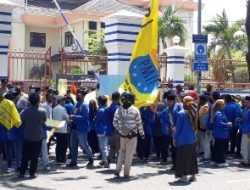 Demo Didepan Gedung DPRD Kab. Sampang Sempat Ricuh, Pintu Gerbang Hampir Roboh