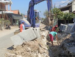 Huzeiri Menilai Pemasangan U-ditch Di Jalan Labang – Labuhan Amburadul