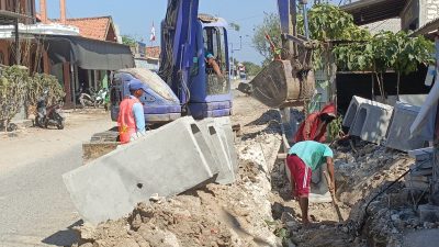 Huzeiri Menilai Pemasangan U-ditch Di Jalan Labang – Labuhan Amburadul