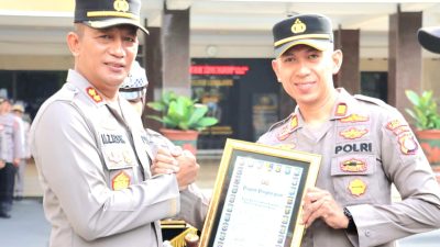 Berhasil Ungkap Kasus, Kapolres Lumajang Berikan Reward Kepada 14 Personil Polres Lumajang dan Masyarakat