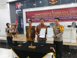 Polresta Jambi Bersama KPU dan Bawaslu Kota Jambi Laksanakan Penanda Tanganan Pedoman Kerja Teknis Pelaksanaan Pemilu dan Pemilihan Wako dan Wawako  Jambi Tahun 2024.