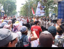 Polres Lahat Kawal Ratusan Warga Aksi Damai di depan Pemkab lahat