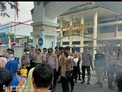 Polresta Jambi dan Polsek Jajaran Pengamanan Humanis  Aksi UNRAS Di Pengadilan Negeri Jambi Oleh STN dan Ratusan Petani