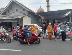 Takmir & Remaja Masjid Istiqlal Timur Pasar Randuagung Berbagi Takjil di Perbatasan Randuagung – Gedangmas